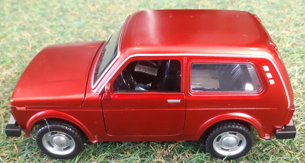 LADA NIVA MODEL ARABA  1/32 (IŞIKLI VE SESLİ)